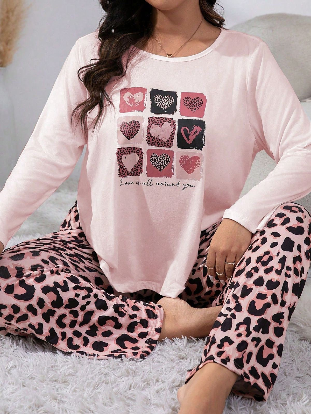 Pijama Animal Print – Pantalón Jogger y Camiseta en Tela Suave