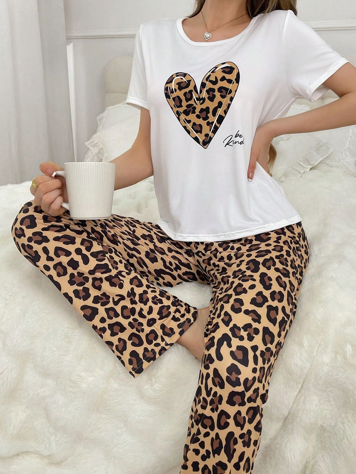 Pijama Animal Print – Pantalón Jogger y Camiseta en Tela Suave