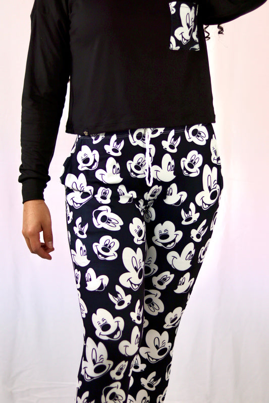 Pijama Mickey Mouse Blanco y Negro – Estilo Jogger en Tela Brush